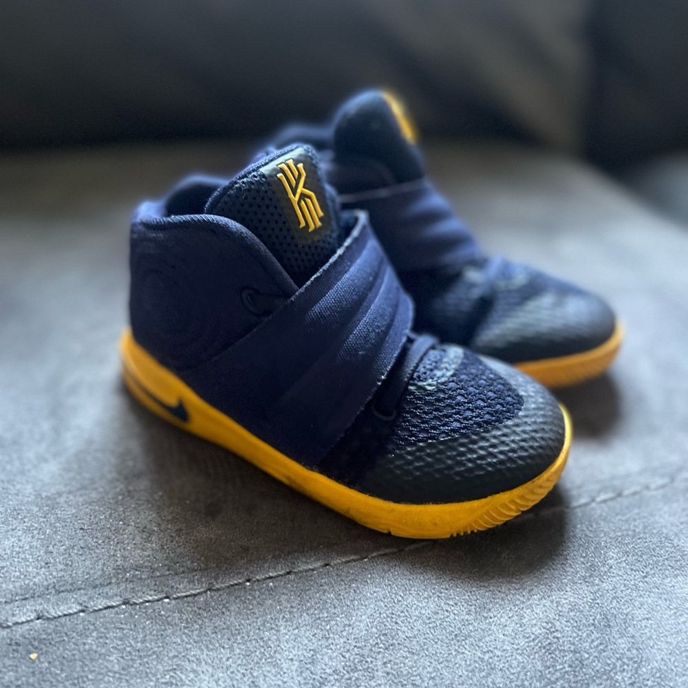 Toddler Nike Kyrie’s size 8